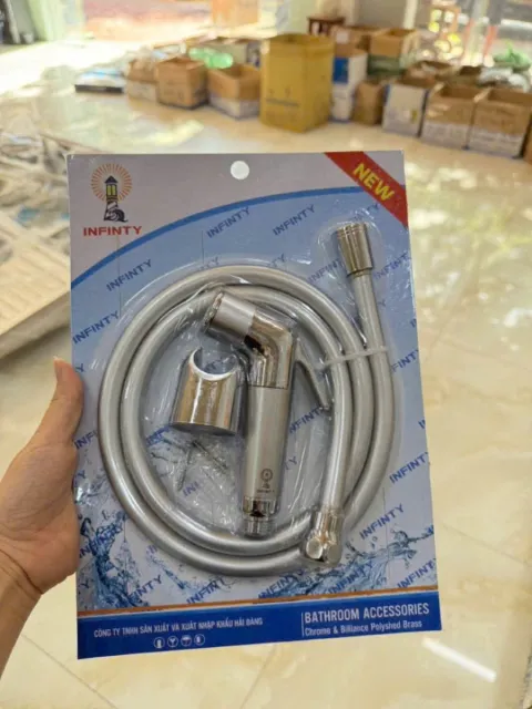 	Vòi xịt nhà vệ sinh chất liệu đồng , dây nhựa chịu áp